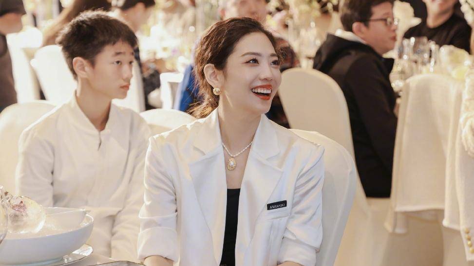 破产只是传闻,家庭依然过着富裕的生活,老婆也很漂亮_训练_杨云_退役