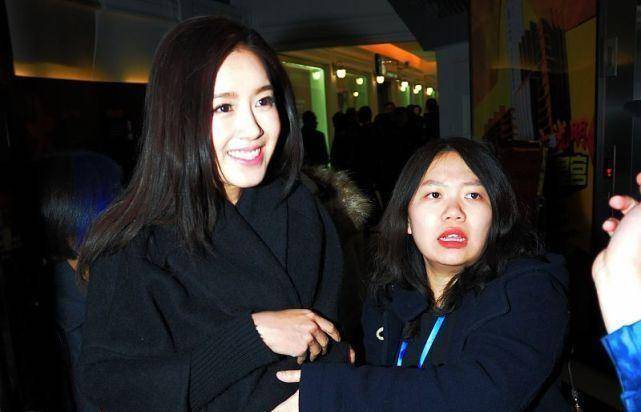 陈赫的二婚妻子好甜啊,穿西装也没啥气场,看着还挺少女的_黑色_造型