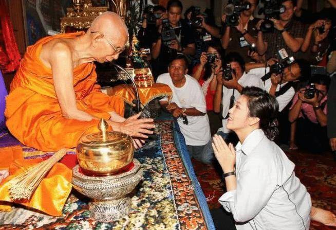 很多人都纷纷从各地赶往龙婆坤所在的寺庙,目的就是希望得到他的祝福