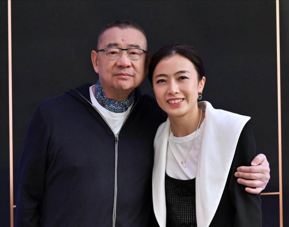 甘比参加公司的活动,拿百万给员工发红包,难怪丈夫说不怪许家印