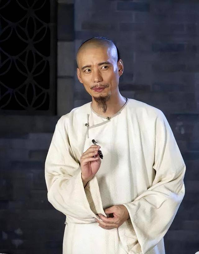 杨浩宇的演技转型不仅是从配角到主角的转变,更是他对艺术的不断追求