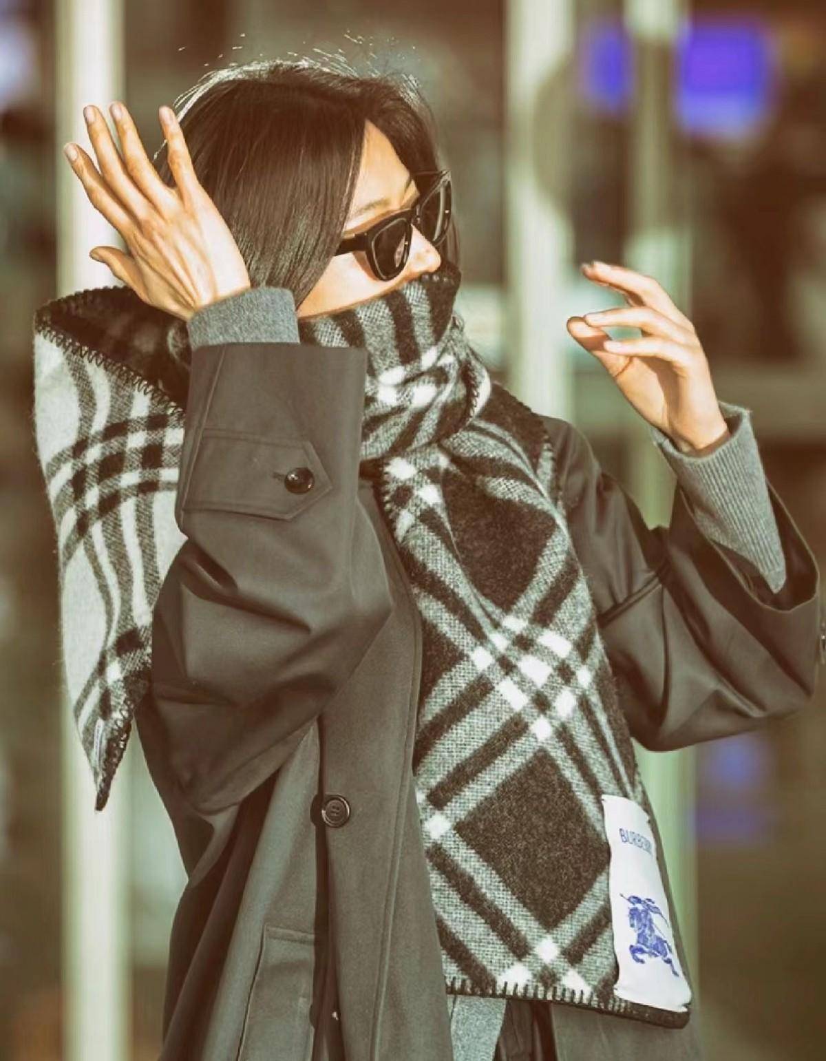 全智贤作为burberry的代言人,最近每年都会参加品牌的时装周大秀,作为