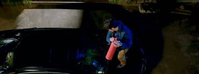 个女孩的照片而对他怀恨在心,丁野气得选了一个特殊的时间教训了编辑