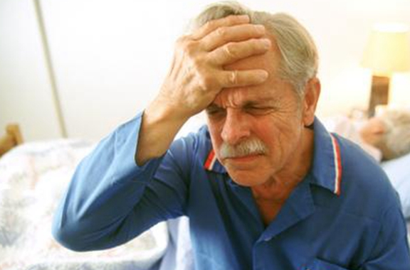 3,双手温差较大我们可以发现患有脑溢血的患者,面部表情比较僵硬,不受