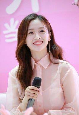 吴宣仪之前在参加选秀节目《创造101》的时候,凭借着自己元气满满的