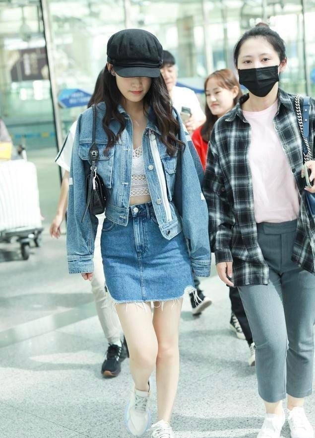 李沁一身牛仔走机场,蕾丝吊带配短裙,让人看了移不开眼_内衣_白色