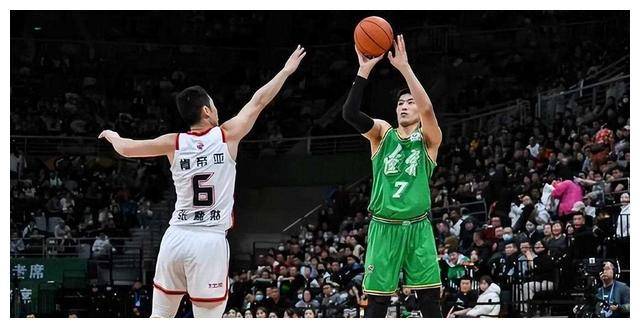 王宇的故事如同一部励志的电影,在篮球场上经历了起起伏伏,但他始终