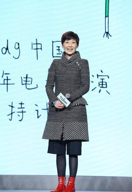 徐帆的保养真到位,50来岁了还穿运动服,看着还真挺有活力_黑色_中年