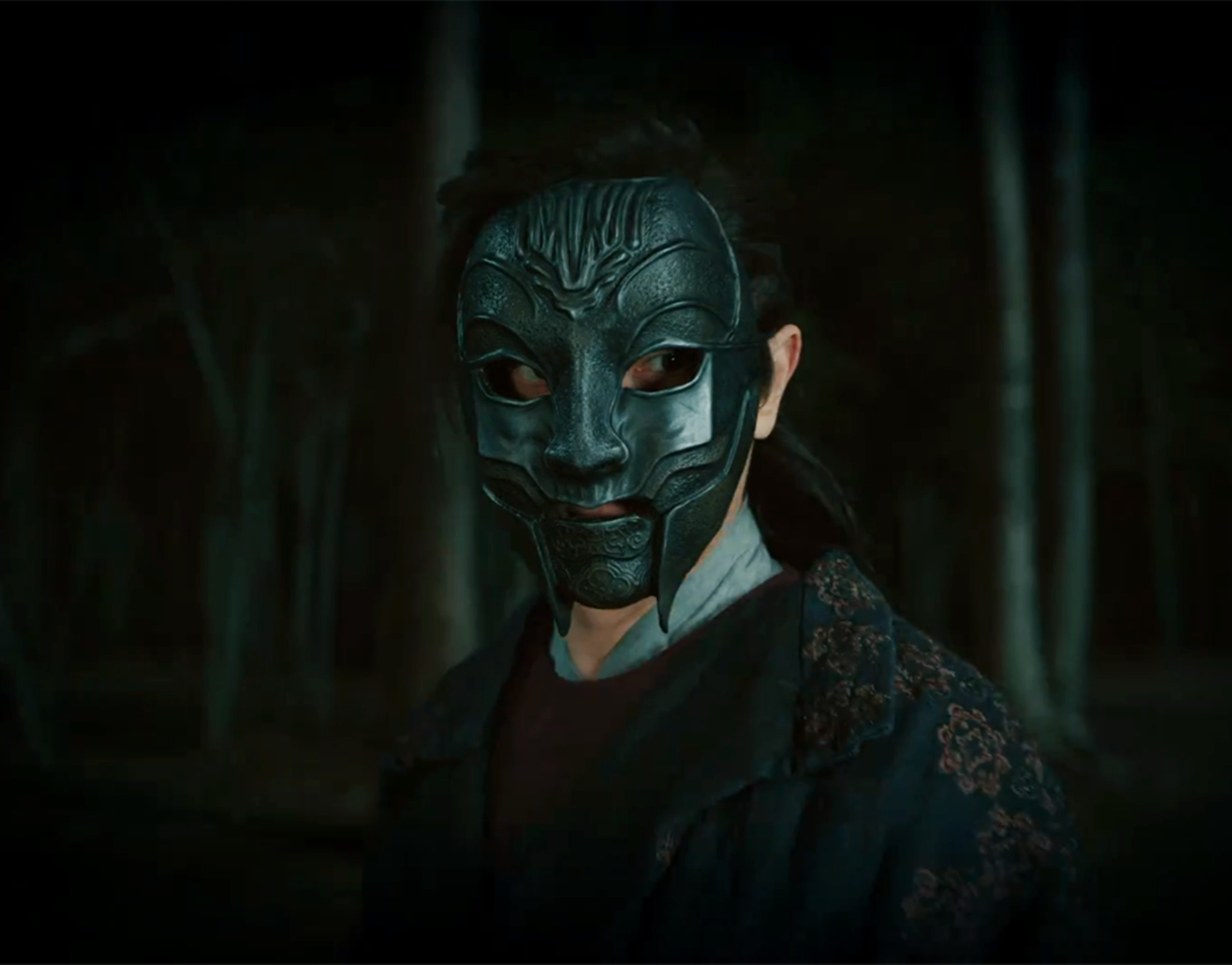 因为狄仁杰的回忆中小时候家里有一个比他大一些的带着面具的人,被