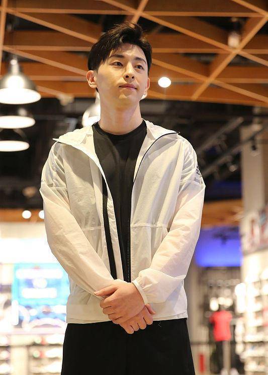 邓伦运动风的造型还挺有学生气的,看起来很显小,很有校草的感觉_时尚