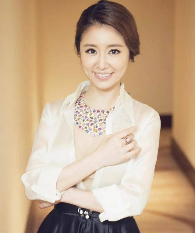 林心如真豁出去了,缎面衬衫没系扣敞开穿,意外穿出高级感_款式_颜色