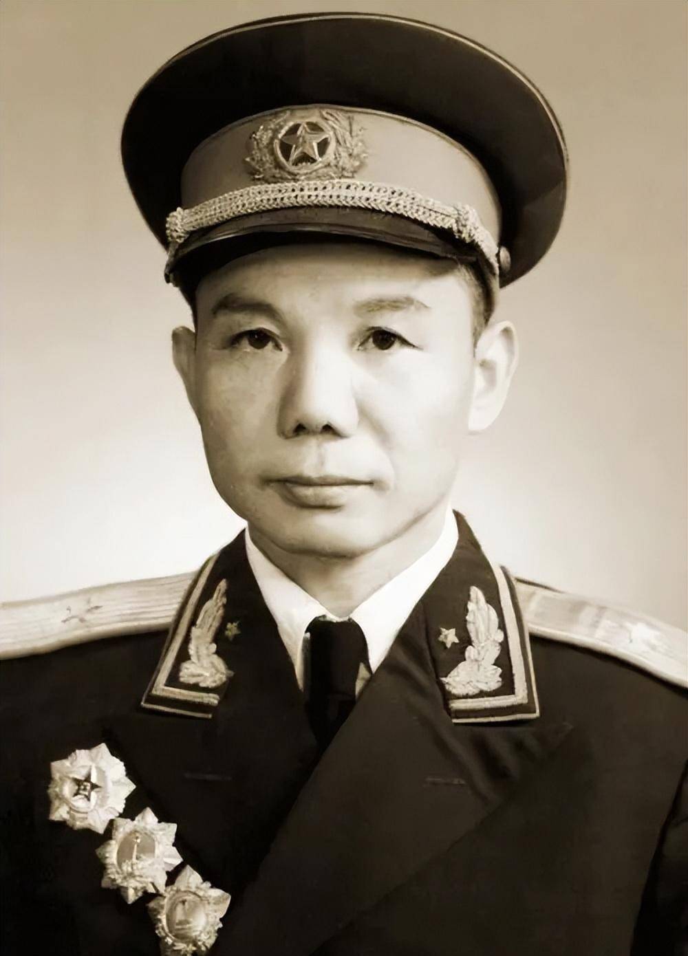 5万对30万,刘伯承问谁打头阵,众将沉默,王近山突然站起:我去