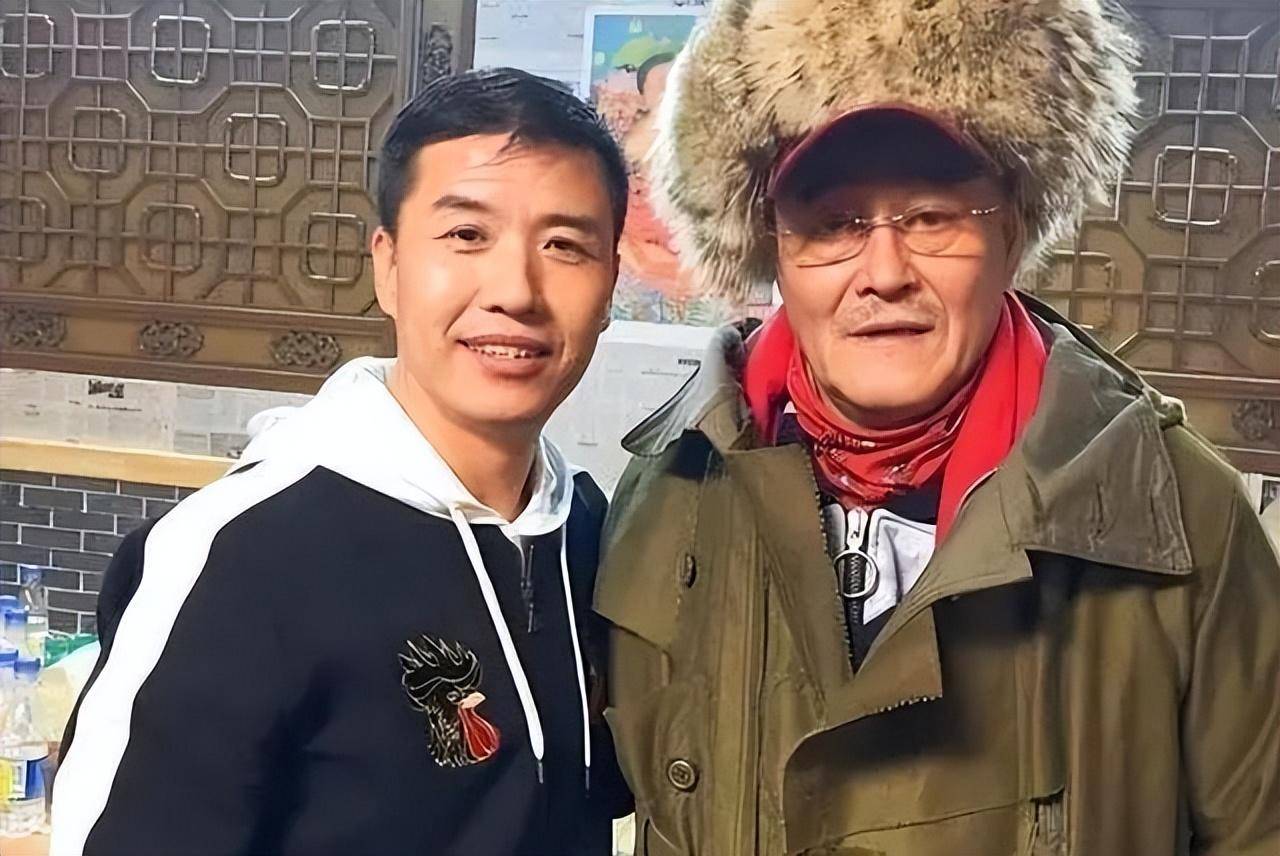 被赵本山放弃的徒弟关小平,今开3000平酒厂住500万豪宅_二人转_表演