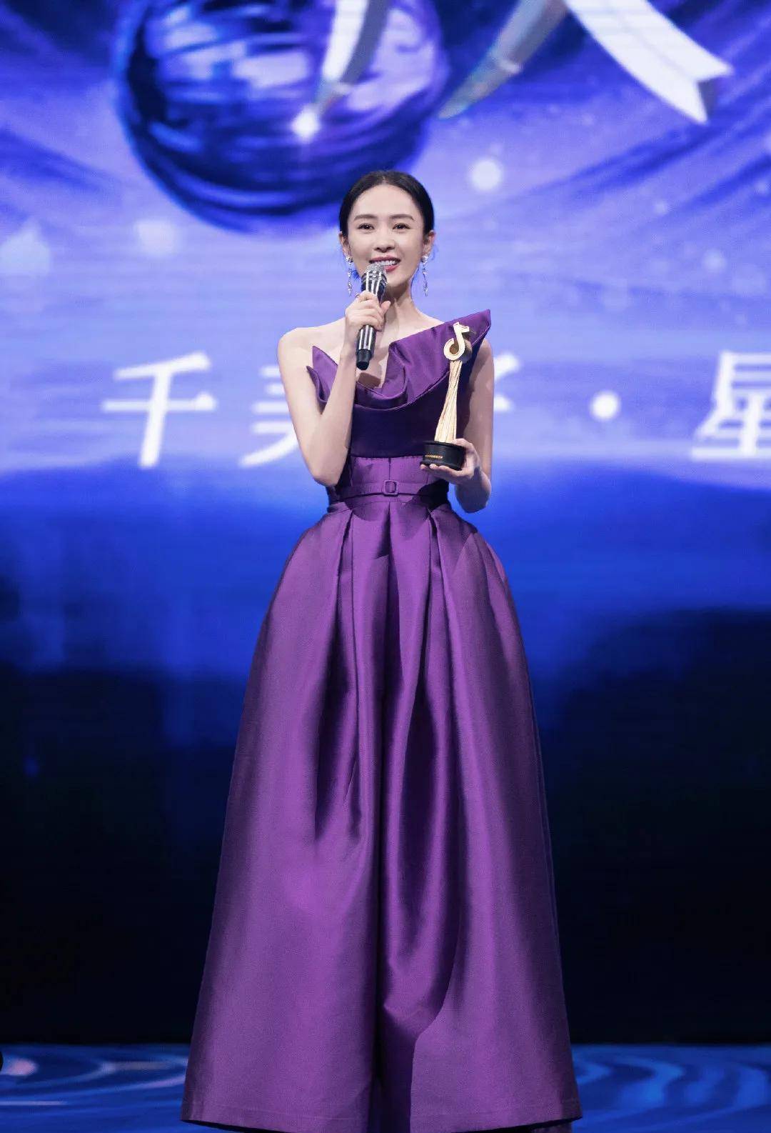 章子怡童瑶罕同台,赵丽颖两套礼服帅气_气质_梁朝伟_黑色