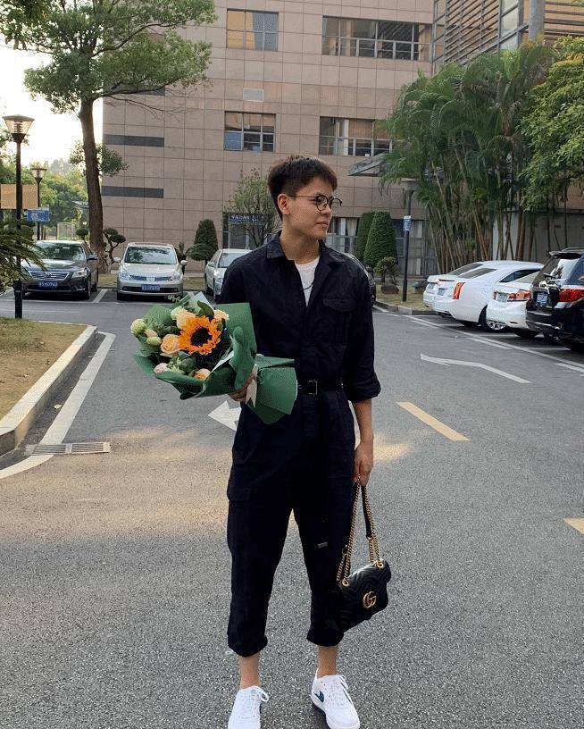 杨舒予一头短发比男生还帅气,女生看着也喜欢,不愧是篮球运动员_时候