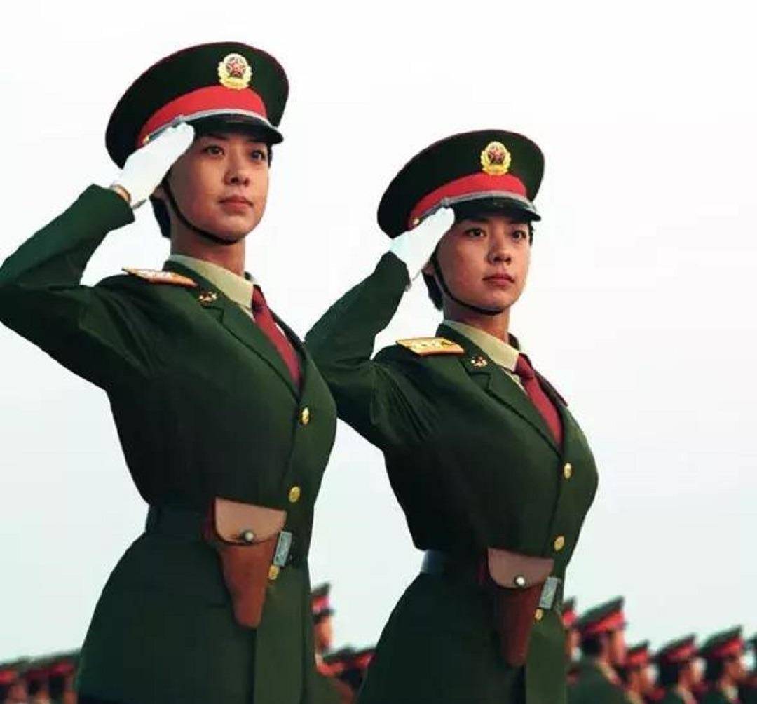 当年在阅兵仪式上"红遍中国"的双胞胎姐妹花,后来咋样了?