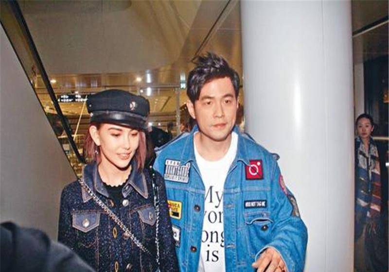 周杰伦欲盖弥彰为妻子遮挡肚子,甜甜的爱情令人羡慕_网友_照片_品牌