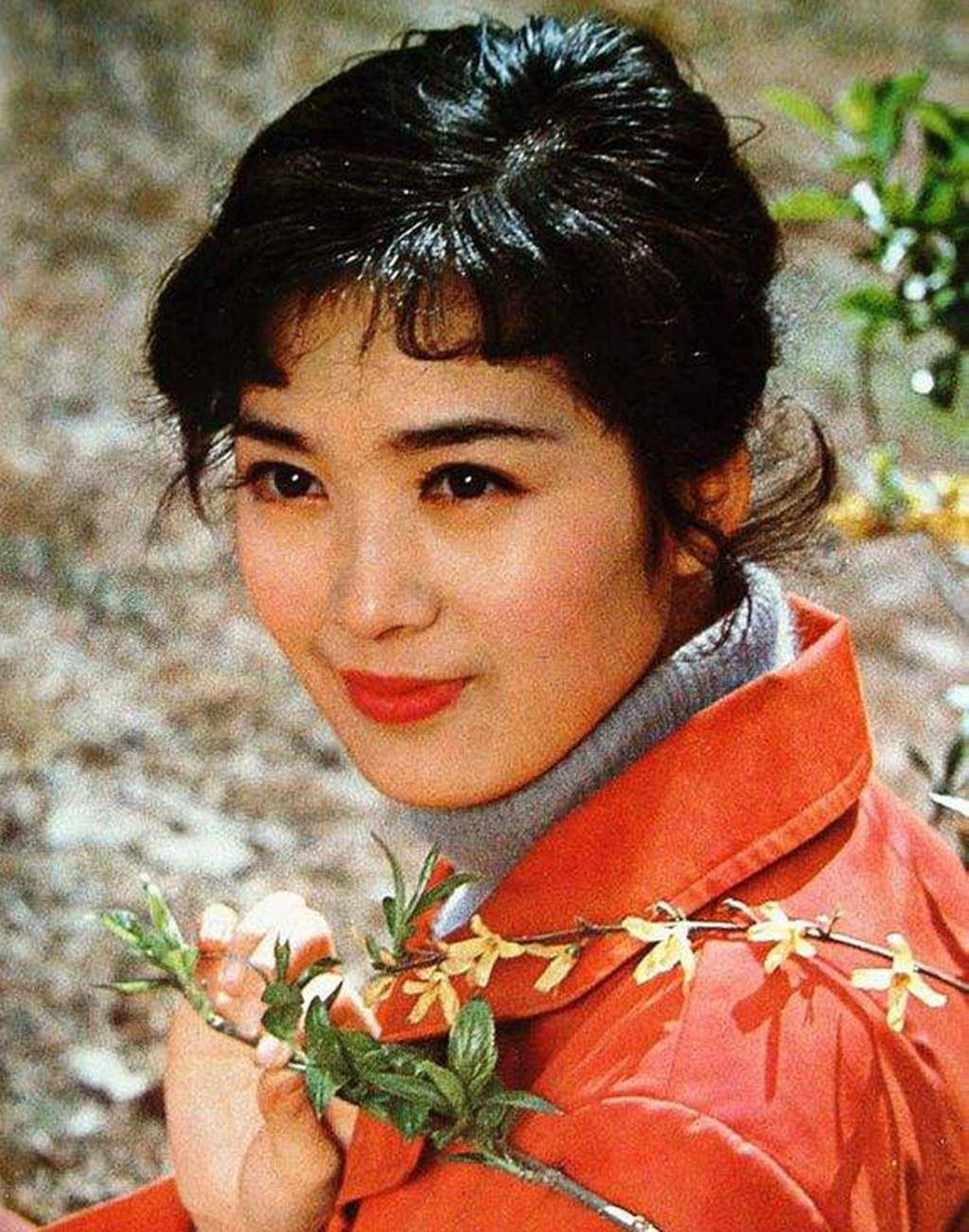 她比刘晓庆还美,是80年代最漂亮女星,被誉为中国的山口百惠