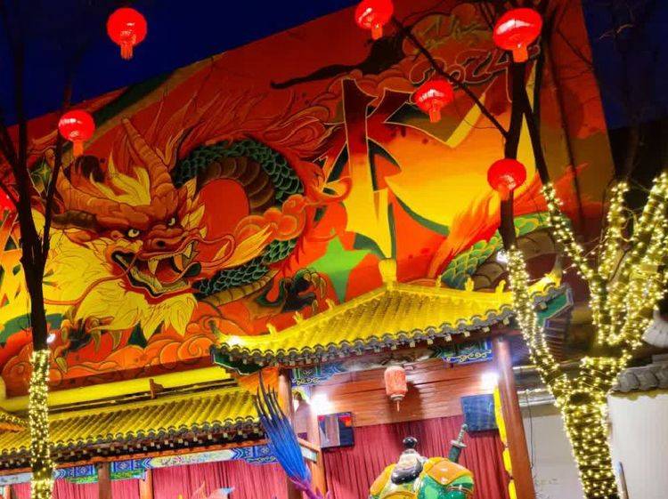 万里春风争岁首,人同明月大团圆.猜详谜语开心笑,听罢高歌对子联.