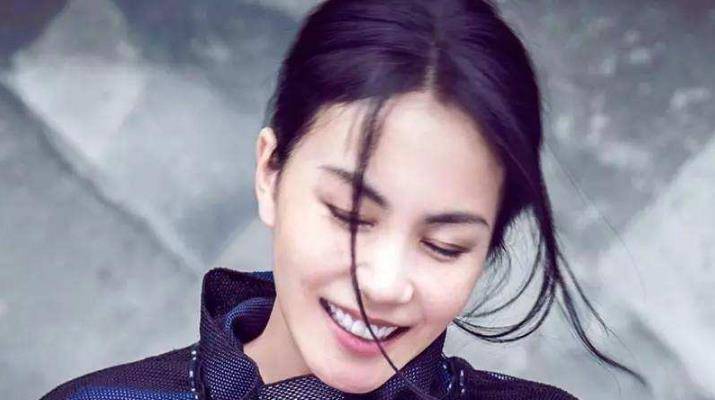 1995年王菲在北京胡同,穿着短裤,拖鞋被狗仔队拍到.