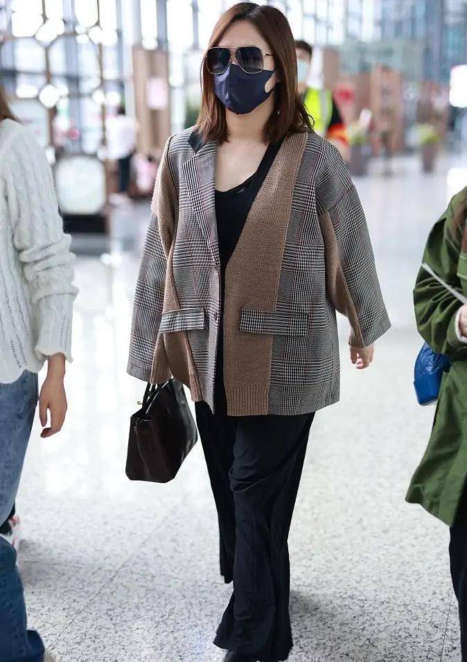 阿娇发胖像有130斤,大码西装配阔腿裤矮了一截,拿20万包像富婆_女生