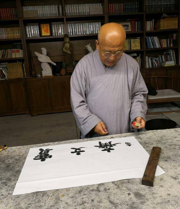 10年前,53岁中国画家娶24岁非洲姑娘,生下两子后却选择剃度出家_杨彦