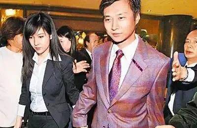 难耐空窗期的倪震想起了温柔纯情的周慧敏,又开始花言巧语地求人复合.