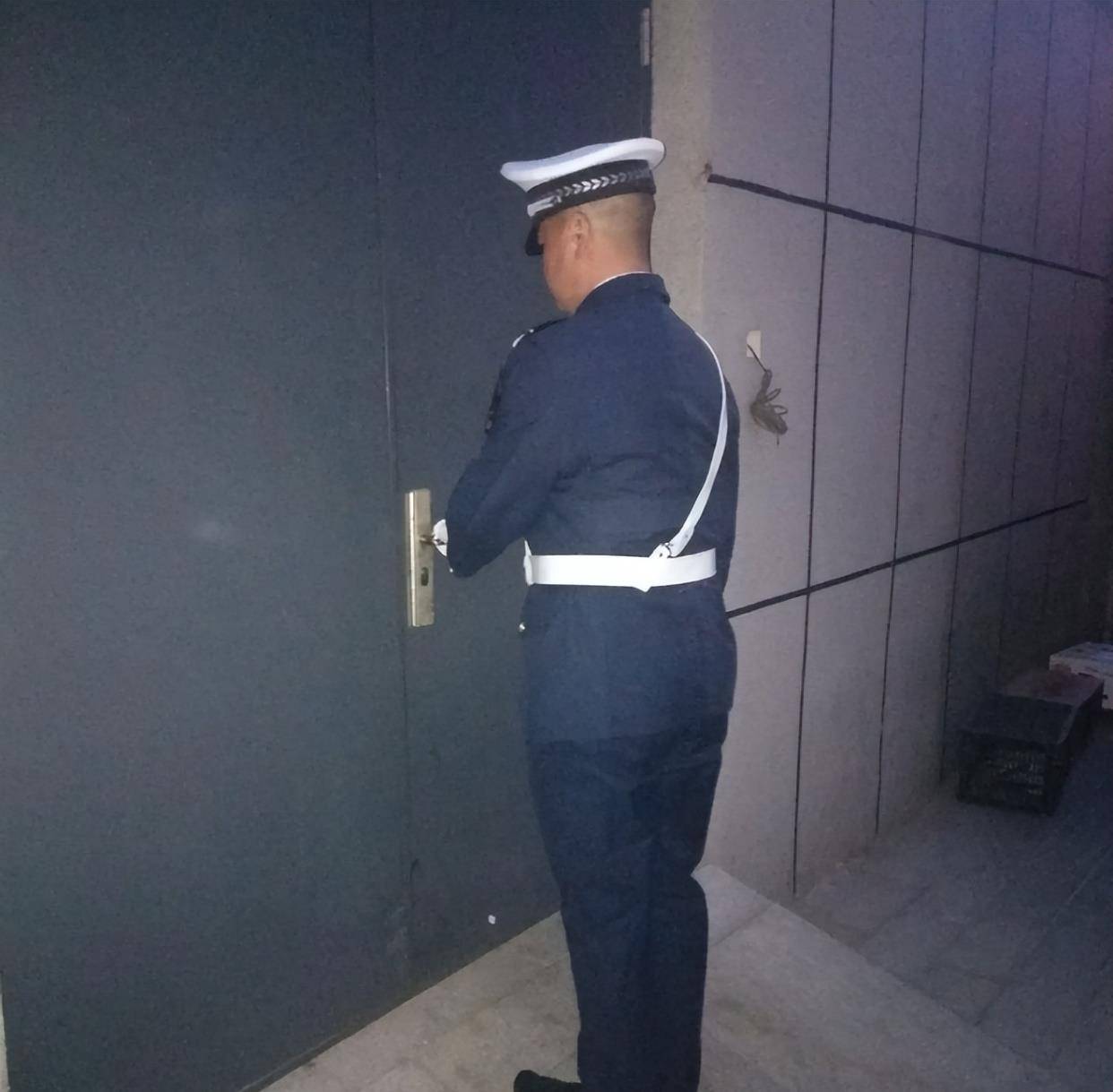 刘昂低着头默不作声,江运华见状,摆出一幅恨铁不成钢的表情,恶狠狠地