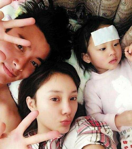 甜馨李小璐同穿亲子装,大家却把关注度放在眼皮上,看后傻眼了_贾乃亮