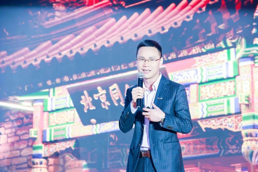 同时光氧(厦门)供应链管理有限公司董事长童铁湟先生也上台进行了分享