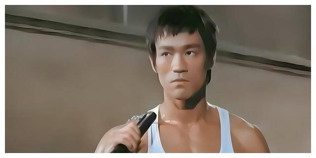不过倪匡观察到,李小龙的肌肉更为发达,整体身形更为健壮,腿功也十分
