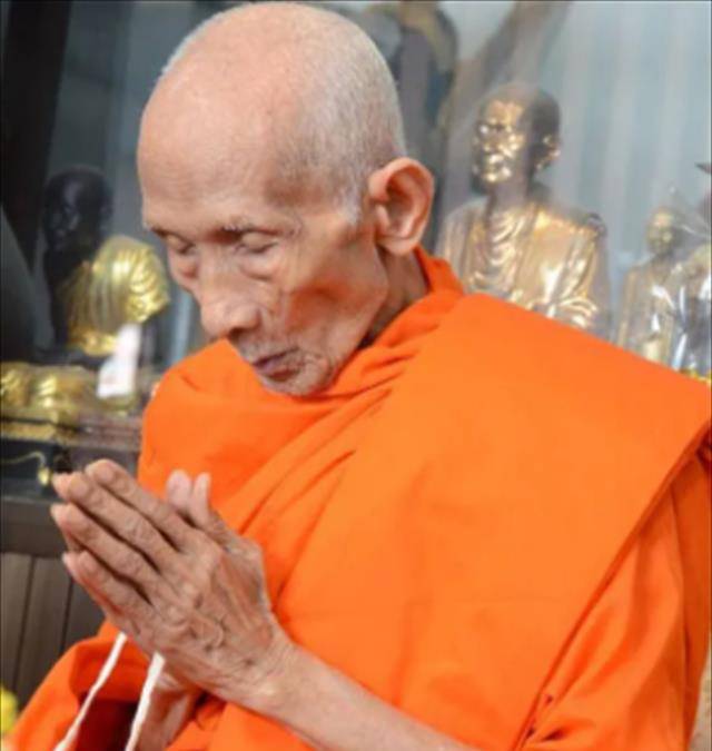 2017年,泰国一高僧去世,遗体存放100天_龙婆_寺庙_父母