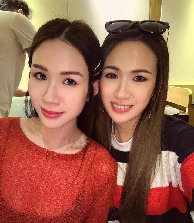 港姐季军庄思明和孪生姐姐共过生日,三姐妹难得同框,二哥未露面_家族