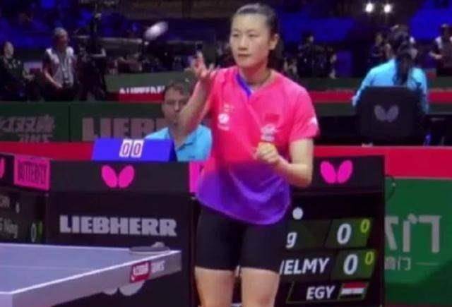 体坛尴尬瞬间,丁宁忘穿"裙子",张豆豆挺身材照,而她