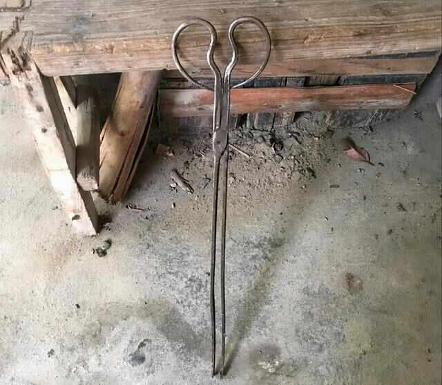 如火钳,火棍(方言读"滚",往灶窠里吹气的竹管),因改烧煤气和电而"退休