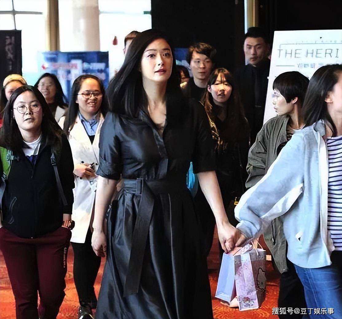 身材颜值不对等的6位女星,颜值都不错,就是身材过于干瘪_蒋欣_章子怡