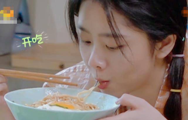 谭松韵吃葱油拌面,却忘了镜头在录着,吃完想起来解释,网友:不必了