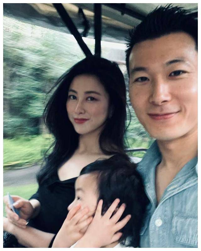 朱珠优雅娴静,王昀佳笑容满面,而他们的女儿则可爱至极,肉嘟嘟的小