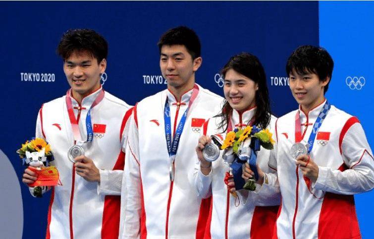 "双金王"张雨霏:4岁父亲去世,负重80斤锻炼,克服