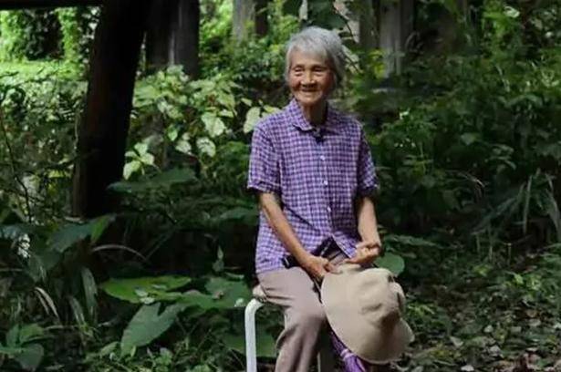 89岁北大研究生,独居广州烂尾楼24年:开荒种菜,路遇毒蛇是常事