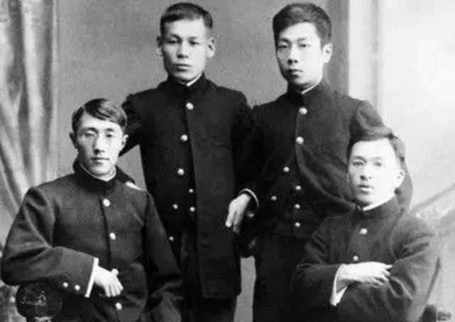 1936年1月,鲁迅在病重时,由于从小父亲被"庸医"耽误的原因不相信中医