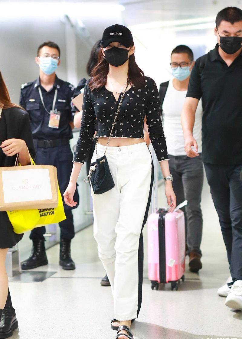 关晓彤被曝机场原相机生图,神仙腰围不算啥,这身材比例我真惊了_鹿晗