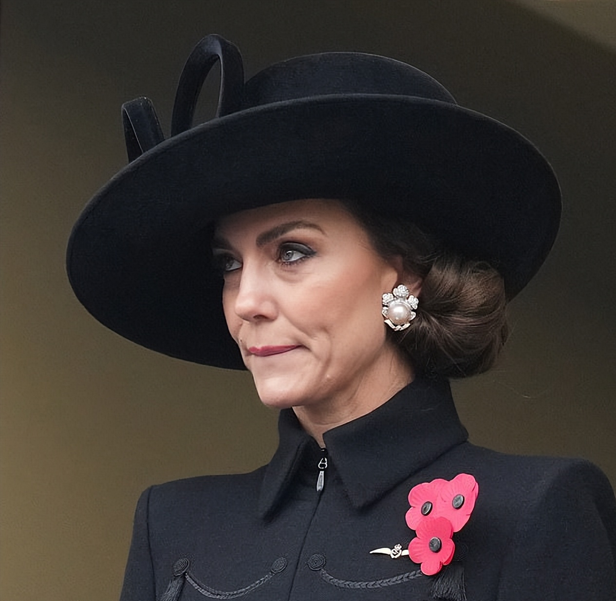 凯特王妃穿黑大衣出席纪念日仪式!