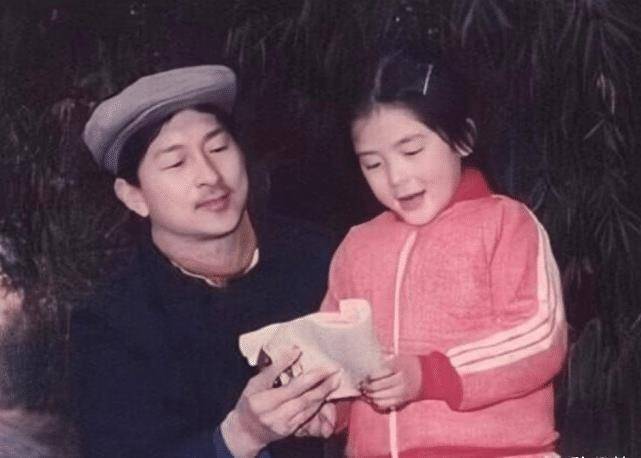 谢娜14岁照片曝光,有没有整容一看便知,原来小时候的她这么美_下巴