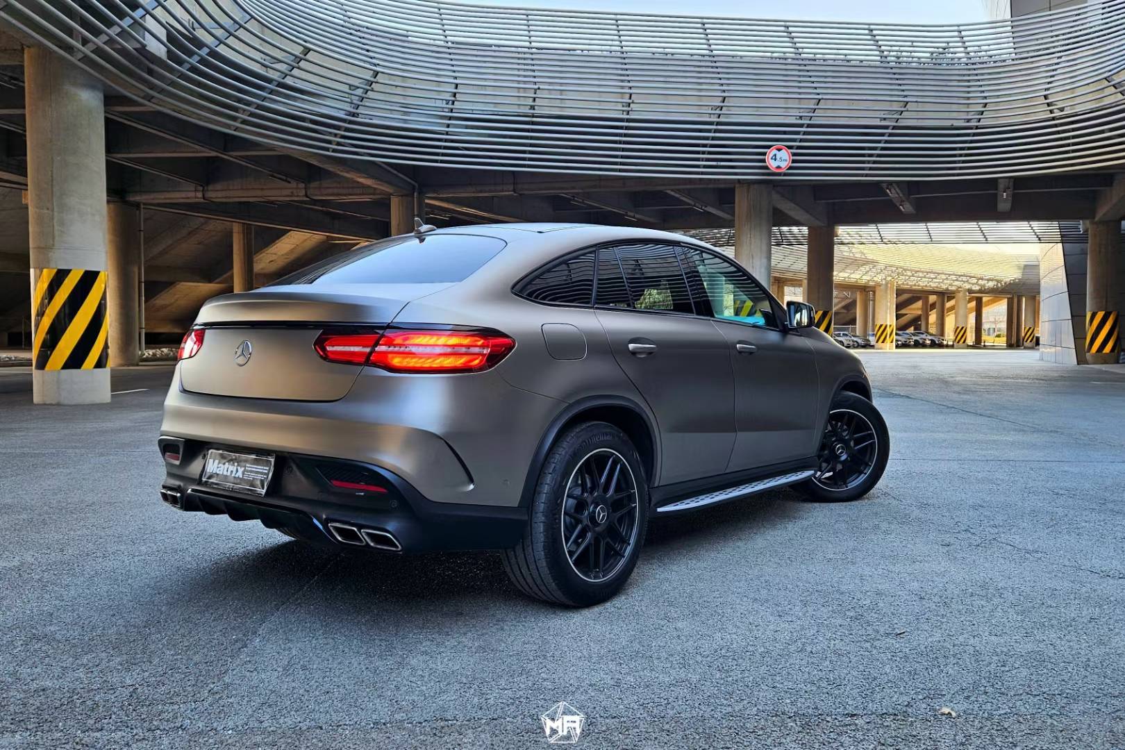 奔驰gle矩阵改色膜,霸气尽显,「钛」好看了!