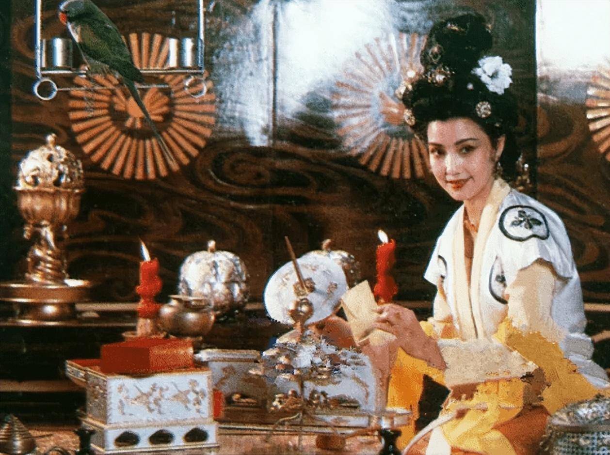 1985 《洛神赋》李静莉 饰演 甄宓但估计是为了沉稳,选用了大片黑色的