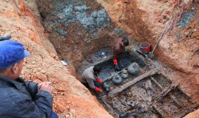 2014年,江西1500年前古墓挖出2件现代瓷器