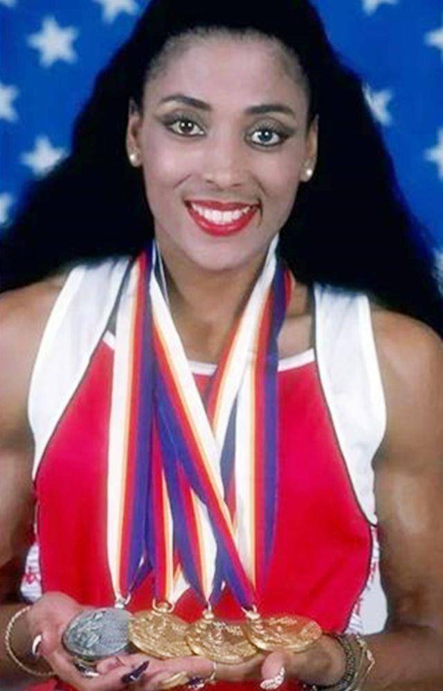 在接下来的奥运比赛中,乔伊娜再次站上了女子200米项目的半决赛和决赛