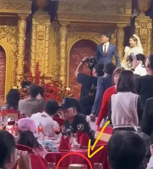 23日,演员吴云飞的前妻高一诺在社交媒体上晒出与陌生男子的友好合照