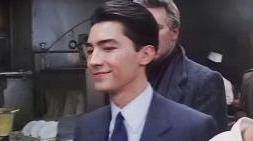 次年,电影《龙年》再次大胆请用尊龙做配角,由他饰演一个黑帮老大